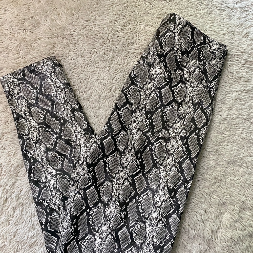 Kendall+Kylie jeans size 30 The skyscraper multicolored snake prints